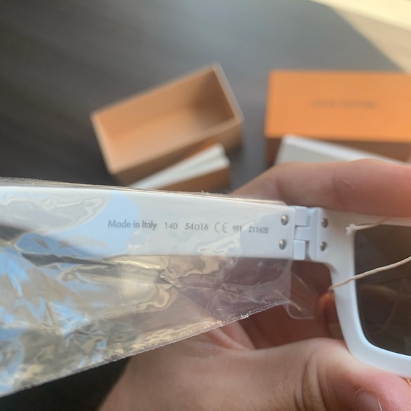 Louis Vuitton Sunglasses (retail 1025!!!) - Picture 5 of 7